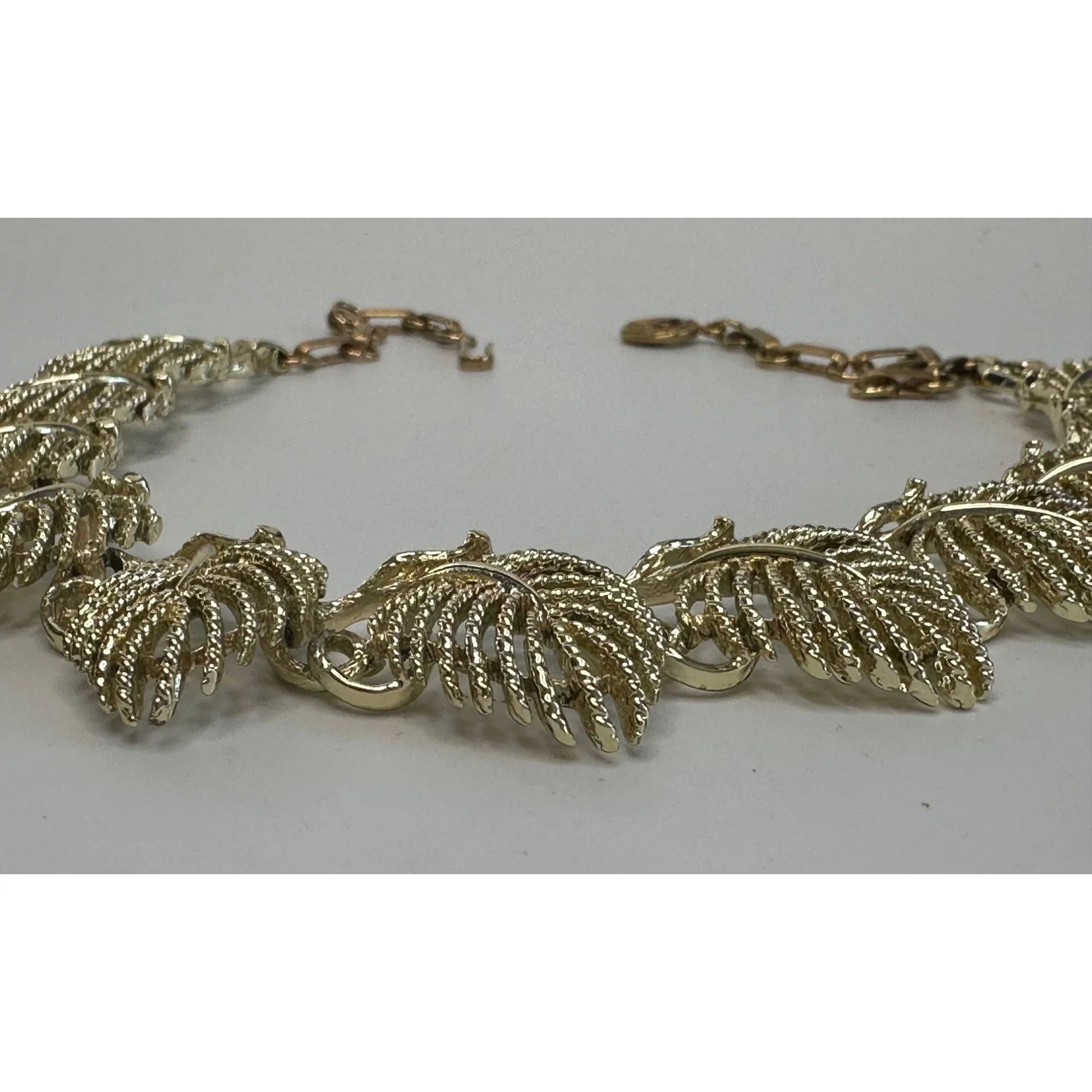 Vintage Women's Beautiful Gold Tone LISNER Leaf Necklace - LISNER - necklace - A+ Stuff