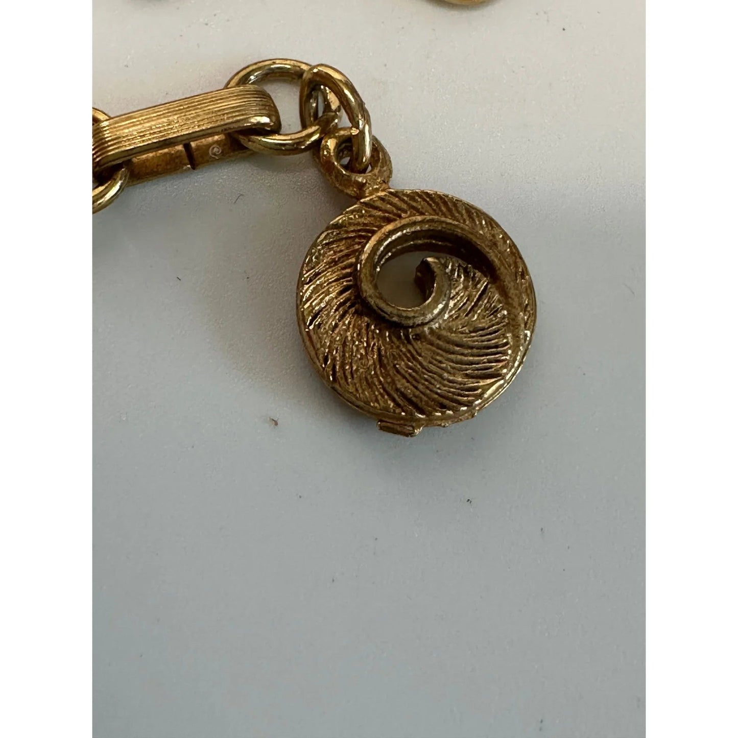Vintage Women's Beautiful Gold Tone LISNER Leaf Necklace - LISNER - necklace - A+ Stuff