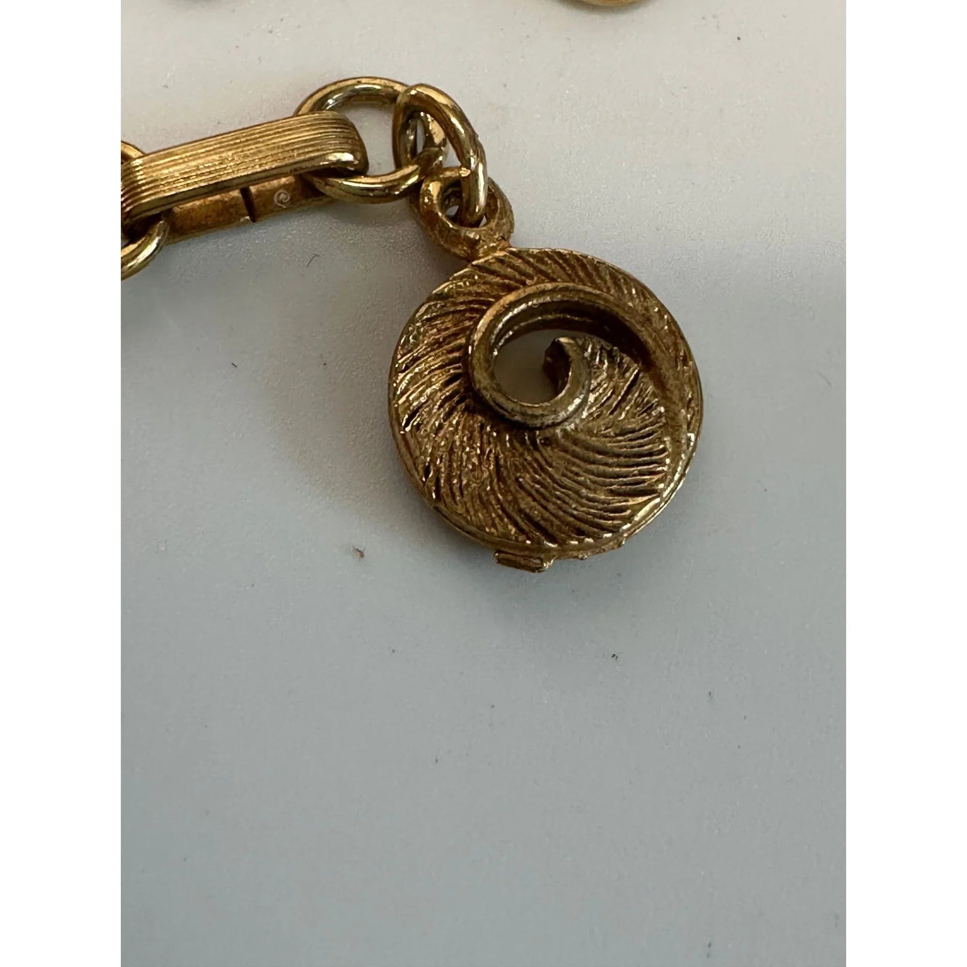 Vintage Women's Beautiful Gold Tone LISNER Leaf Necklace - LISNER - necklace - A+ Stuff