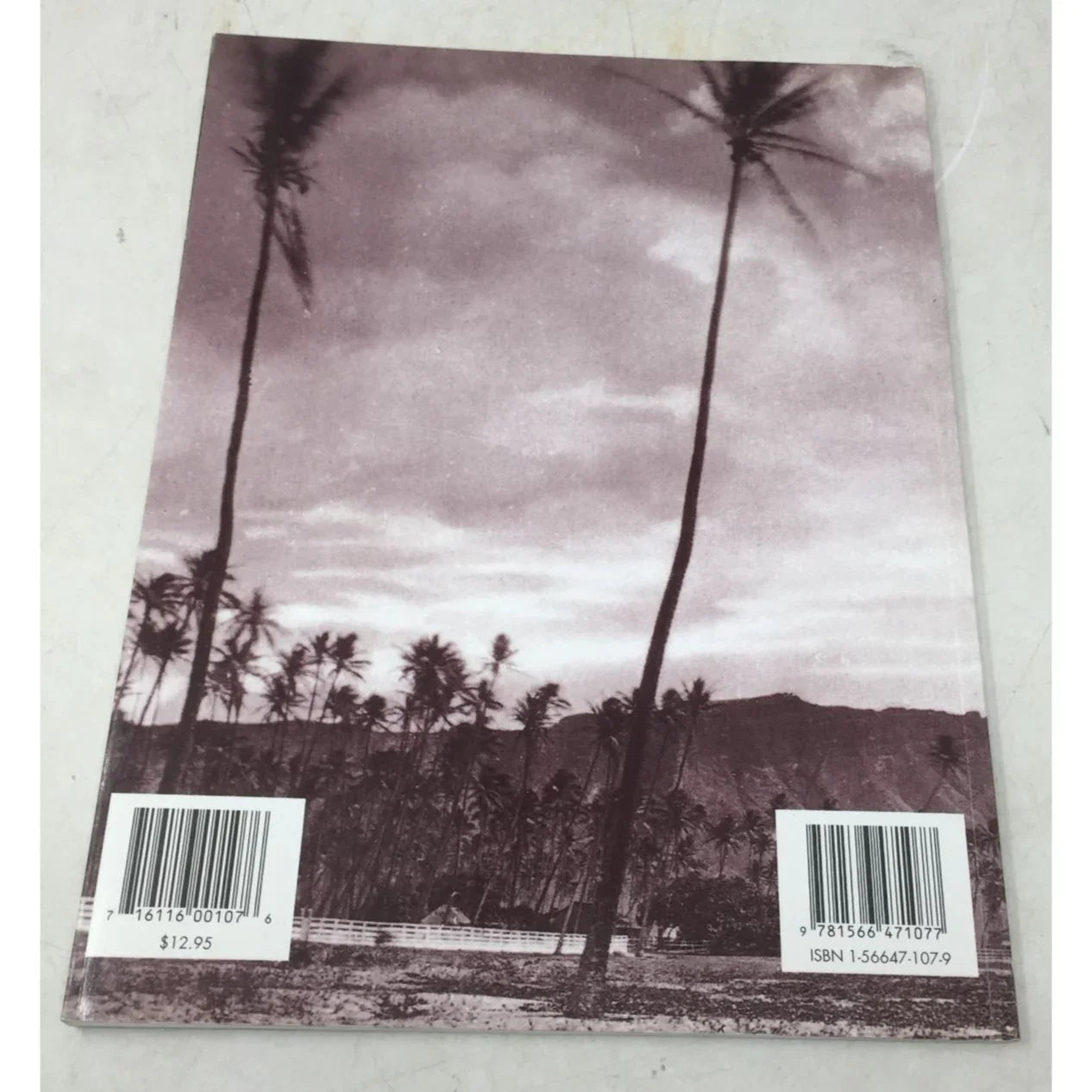 Waikiki Yesteryear by Glen Grant Softcover Book - A+ Stuff - Books - A+ Stuff