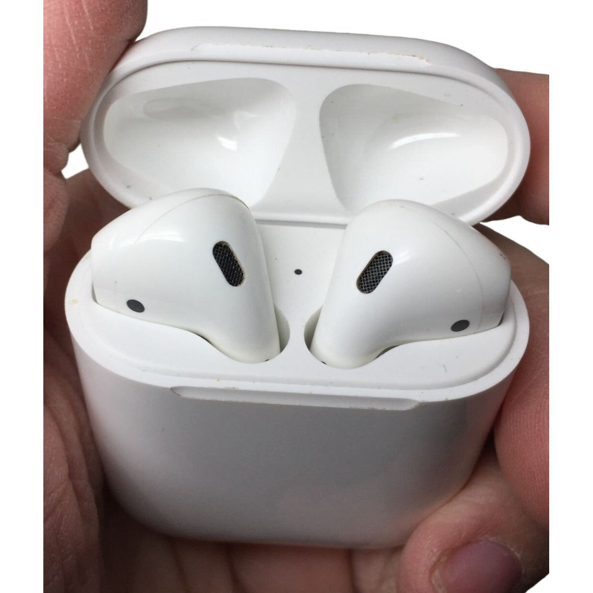 AirPods with Charging Case Item# MV7N2AM/A - Like New