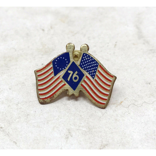 Vtg 1976 Bicentennial AMERICAN FLAGS w '76' Lapel Pin Americana