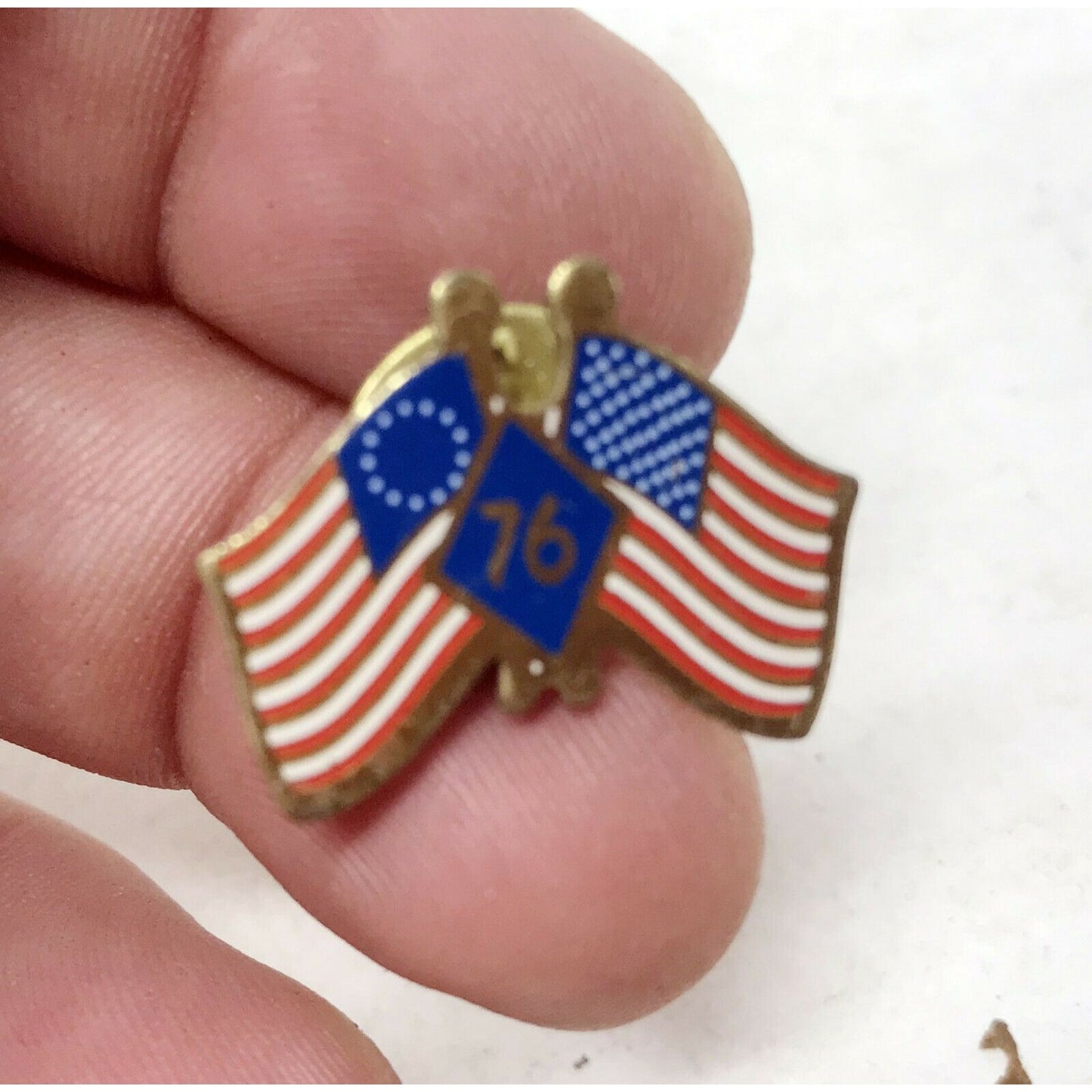 Vtg 1976 Bicentennial AMERICAN FLAGS w '76' Lapel Pin Americana