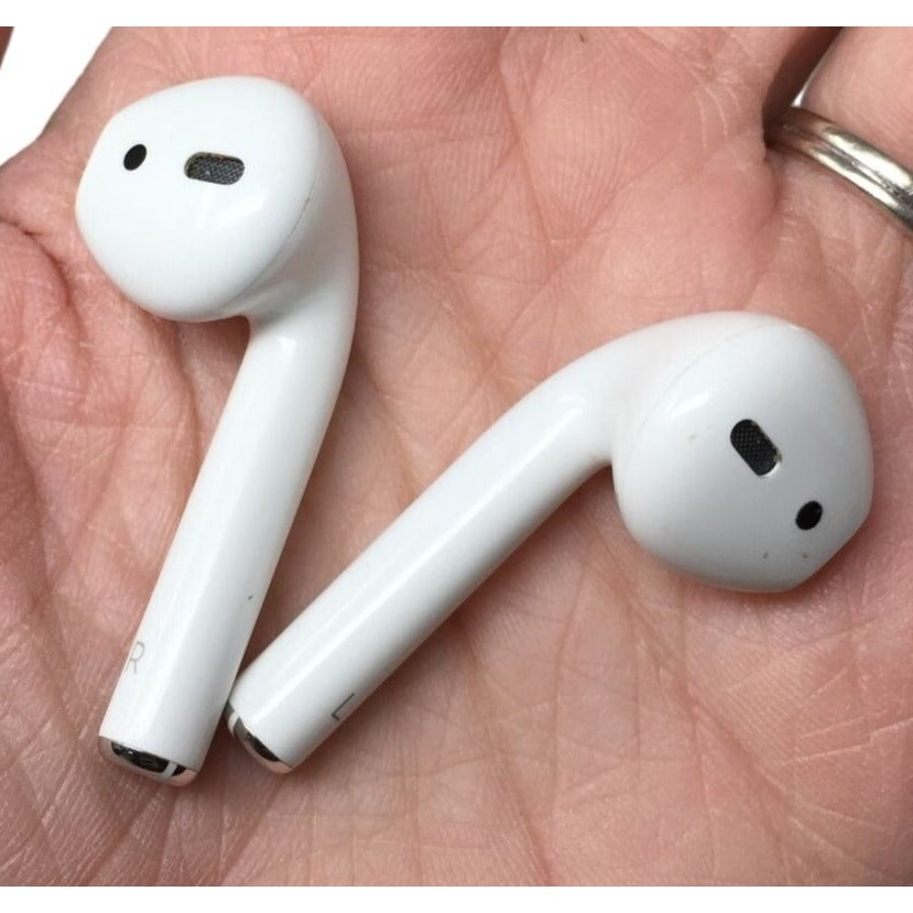 AirPods with Charging Case Item# MV7N2AM/A - Like New