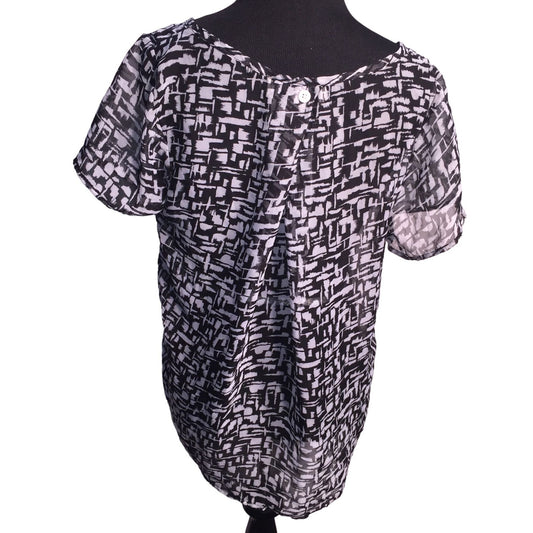 Olive & Oak Black and White Pattern Blouse w/ Pleat and button on back  - Women's Size Large