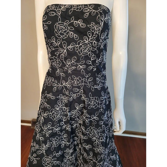 Womens black cocktail dress with pretty white embroidered floral lines - size Medium