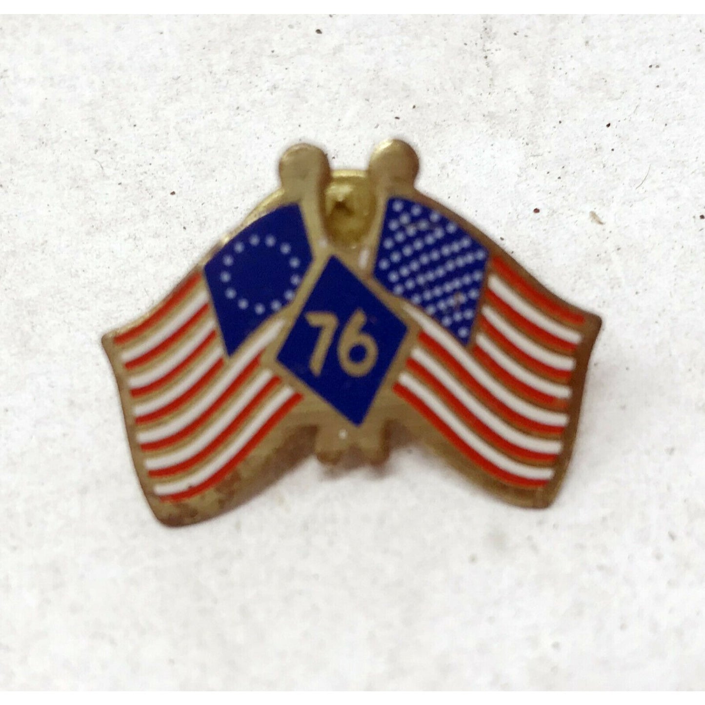 Vtg 1976 Bicentennial AMERICAN FLAGS w '76' Lapel Pin Americana